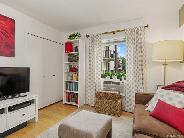 666 Pelham Road 3N, New Rochelle, NY 10805