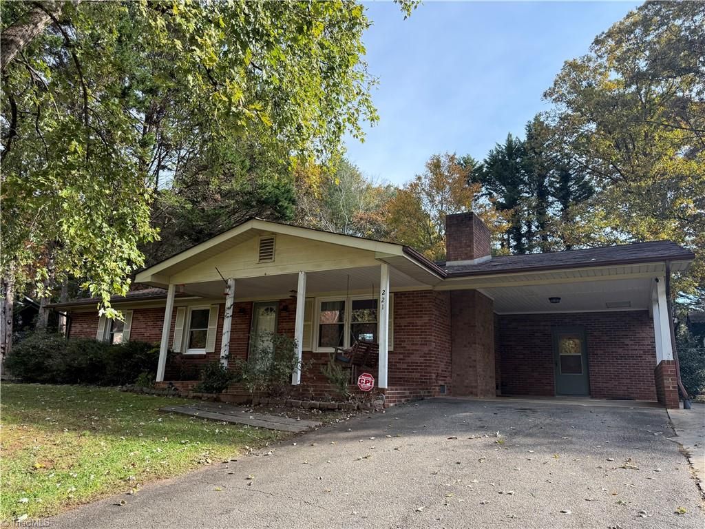 221 Doncaster Drive, North Wilkesboro, NC 28659