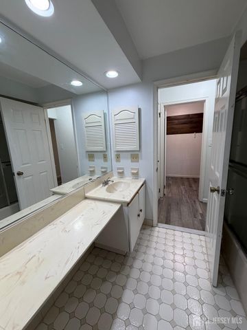 406 Woodhaven Drive, Edison, NJ 08817