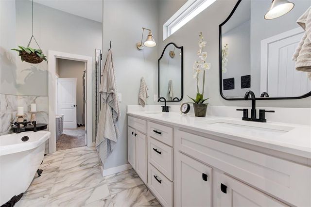 806 E Warner Avenue, Guthrie, OK 73044