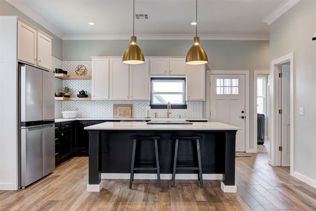 806 E Warner Avenue, Guthrie, OK 73044