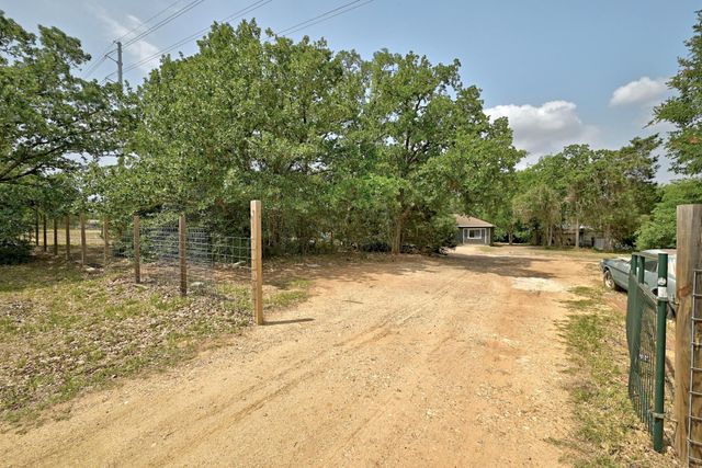 136 Shadow Oak DR, Bastrop, TX 78602