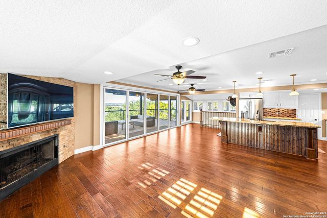 435 Carpenter Dr, Canyon Lake, TX 78133