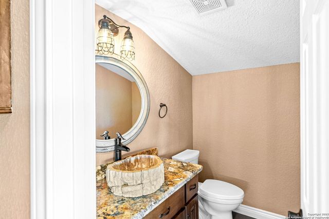 435 Carpenter Dr, Canyon Lake, TX 78133