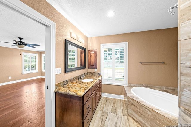 435 Carpenter Dr, Canyon Lake, TX 78133