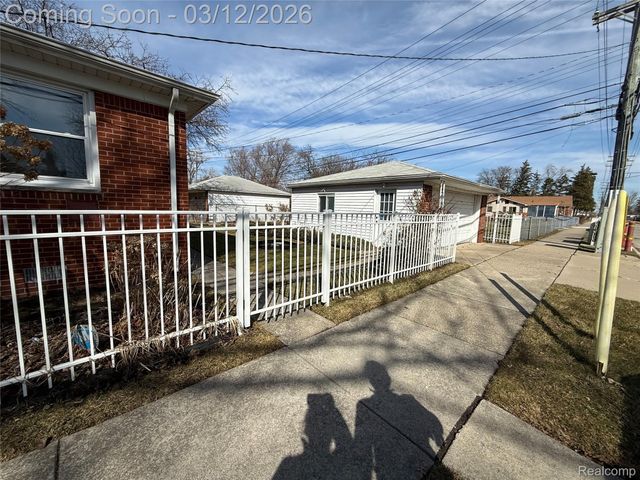 20017 California, St. Clair Shores, MI 48080