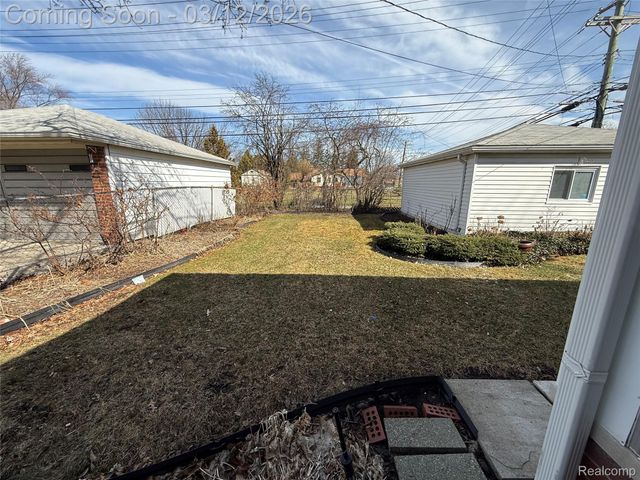 20017 California, St. Clair Shores, MI 48080