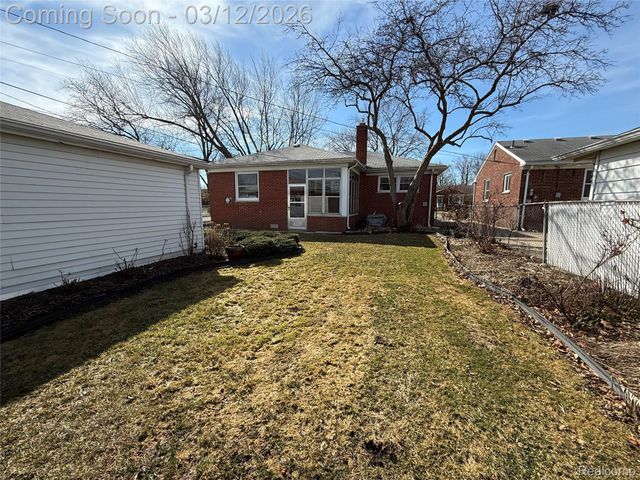 20017 California, St. Clair Shores, MI 48080