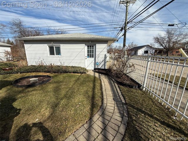 20017 California, St. Clair Shores, MI 48080