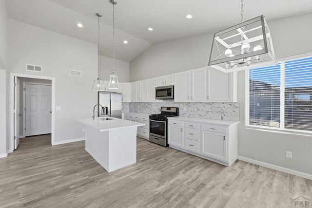 1187 E Ivanhoe Dr, Pueblo, CO 81007