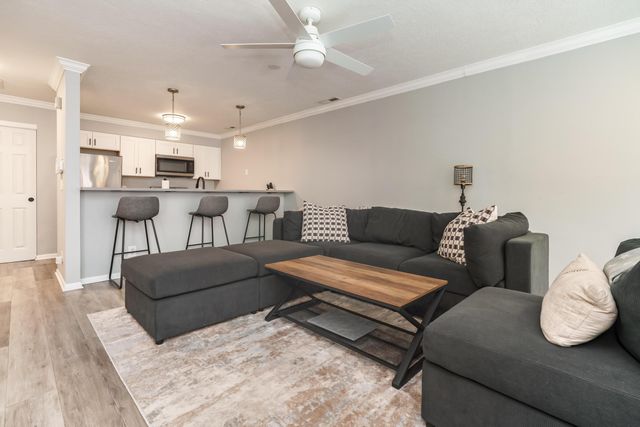 12 W Russell Street, Columbus, OH 43215