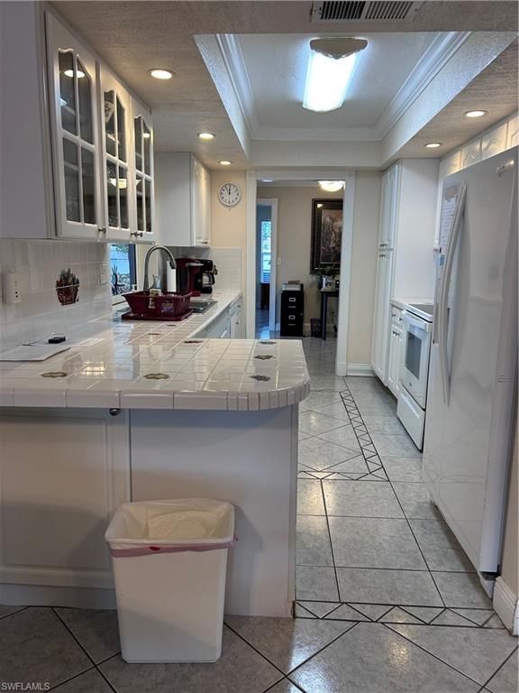 Image 6 of property listing at 111 4th PL, Cape Coral, FL 33990