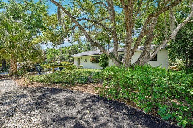 1073 CENTRAL STREET, Mount Dora, FL 32757