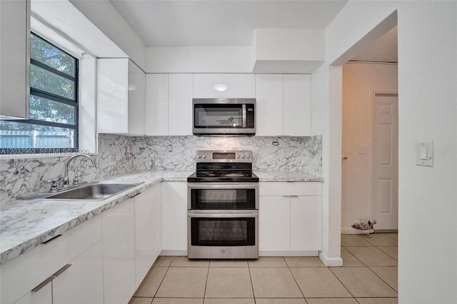 1140 N 74th Way, Hollywood, FL 33024