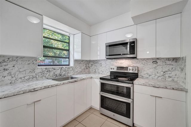 1140 N 74th Way, Hollywood, FL 33024