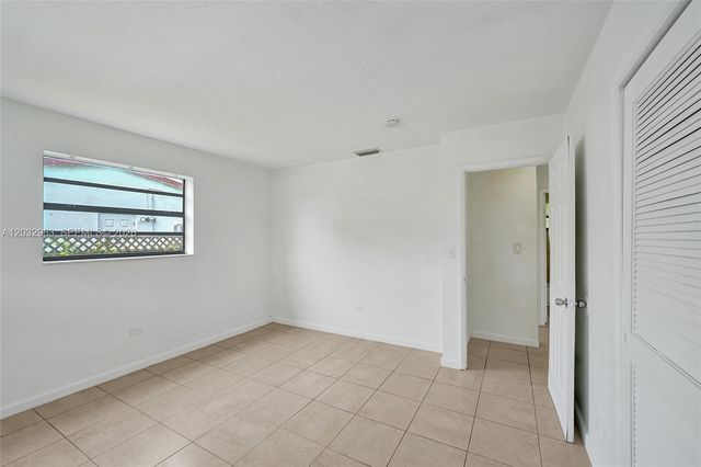 1140 N 74th Way, Hollywood, FL 33024