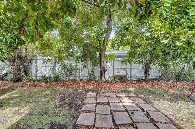 1140 N 74th Way, Hollywood, FL 33024