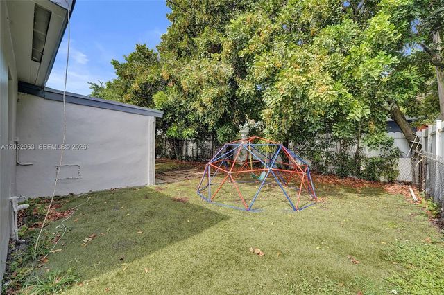 1140 N 74th Way, Hollywood, FL 33024