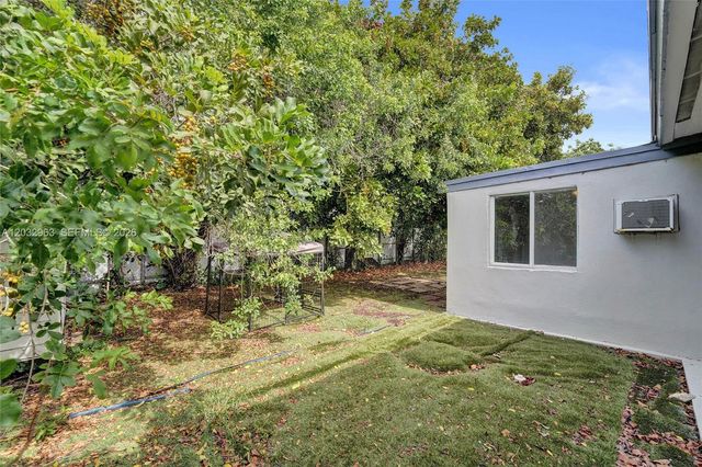 1140 N 74th Way, Hollywood, FL 33024