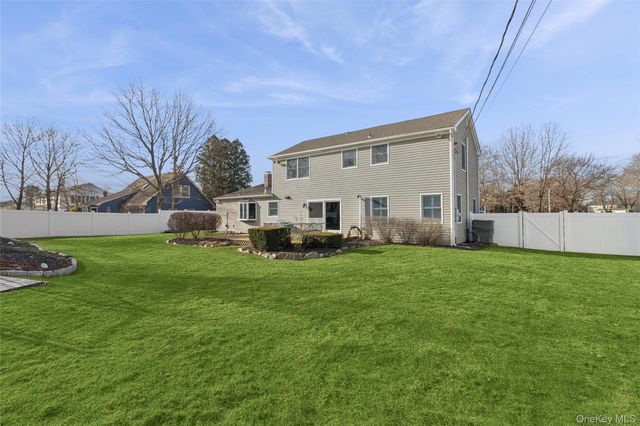 11 Pembrook Drive, Stony Brook, NY 11790