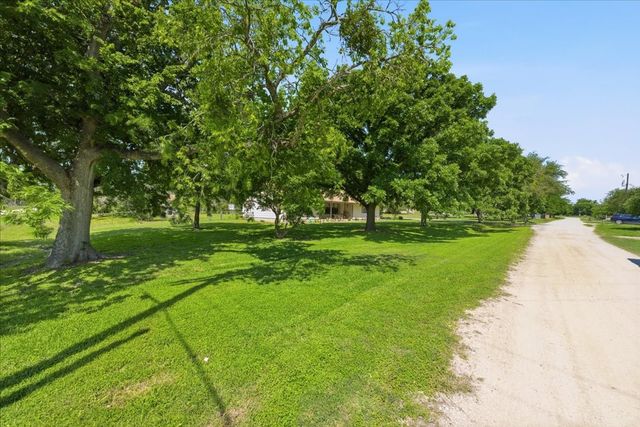 107 Quail Lake Drive W, Whitney, TX 76692