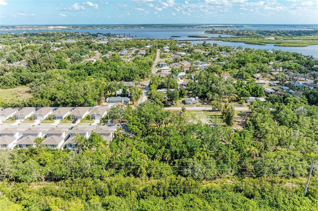 Image 5 of property listing at 3006 12TH AVENUE E, Bradenton, FL 34208