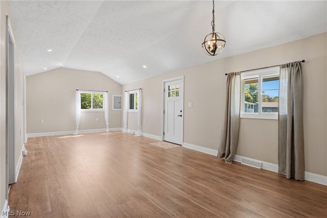 815 E Cassell Avenue, Barberton, OH 44203