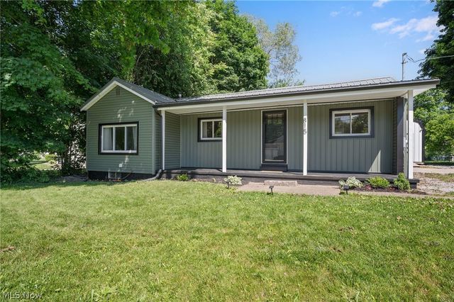 815 E Cassell Avenue, Barberton, OH 44203