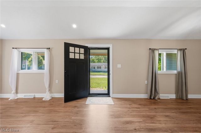 815 E Cassell Avenue, Barberton, OH 44203