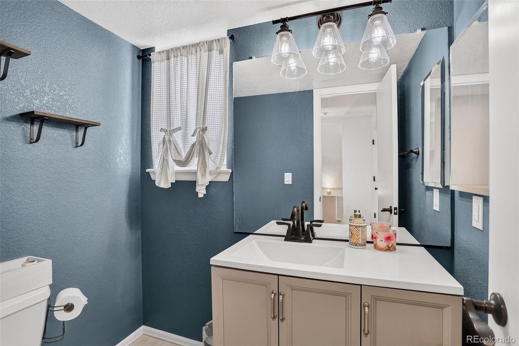 Image 32 of property listing at 10026 Westside Circle, Littleton, CO 80125