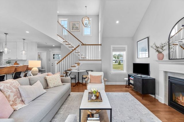 24 Cobblestone Circle, Mashpee, MA 02649