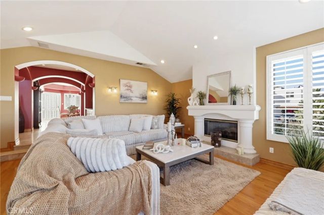 4177 S Cloverdale, Los Angeles, CA 90008