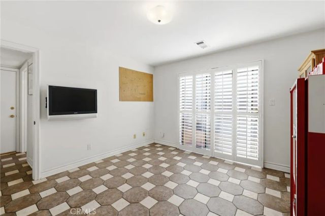 4177 S Cloverdale, Los Angeles, CA 90008