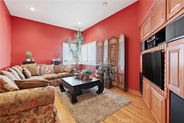 4177 S Cloverdale, Los Angeles, CA 90008