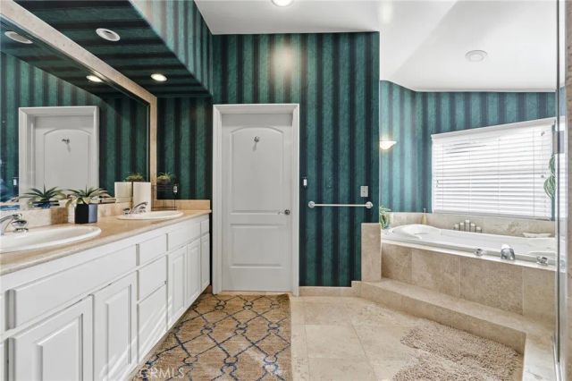 4177 S Cloverdale, Los Angeles, CA 90008