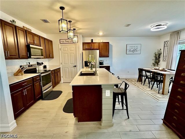 2218 SE 4th ST, Cape Coral, FL 33990
