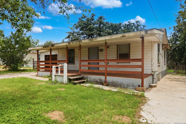 606 Viewpoint Dr, Poteet, TX 78065
