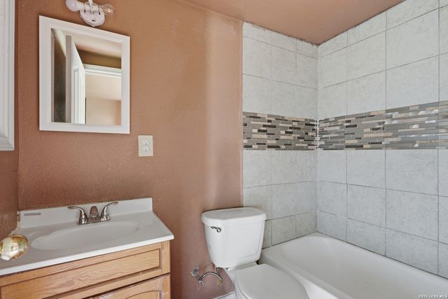 606 Viewpoint Dr, Poteet, TX 78065