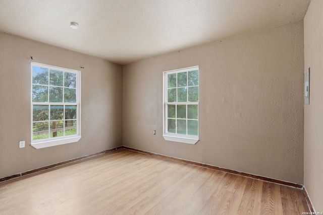 606 Viewpoint Dr, Poteet, TX 78065