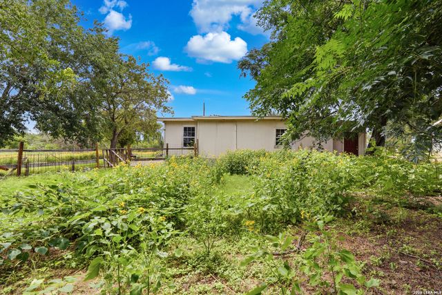 606 Viewpoint Dr, Poteet, TX 78065