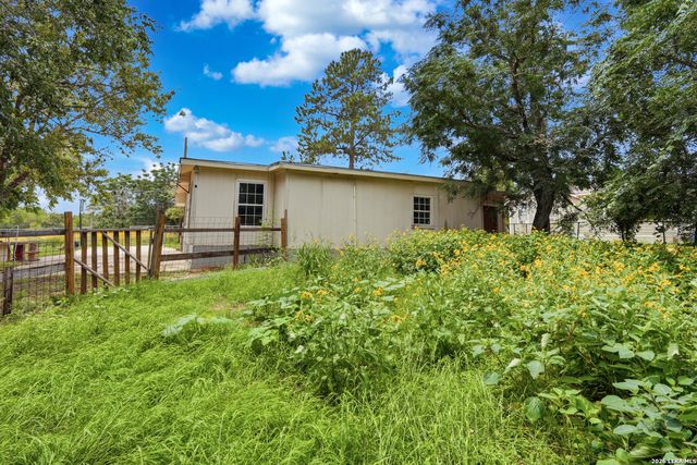 606 Viewpoint Dr, Poteet, TX 78065