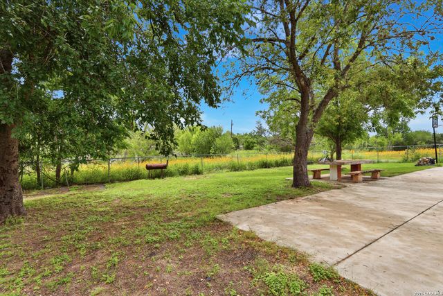606 Viewpoint Dr, Poteet, TX 78065