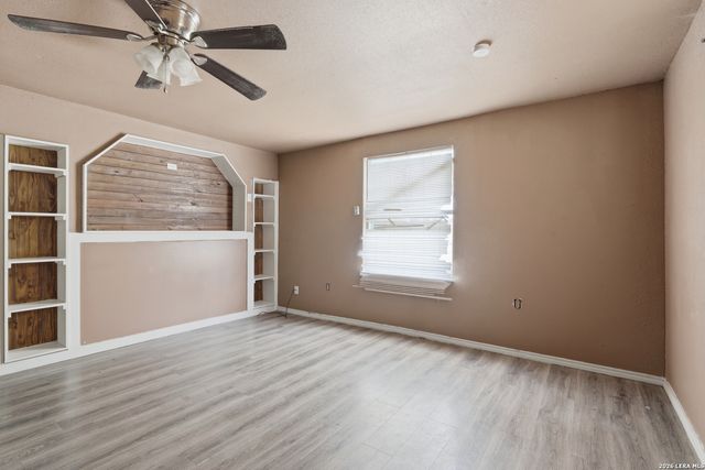 606 Viewpoint Dr, Poteet, TX 78065