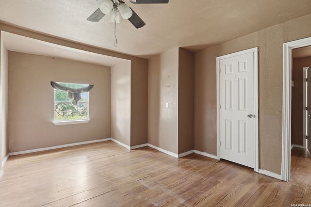 606 Viewpoint Dr, Poteet, TX 78065