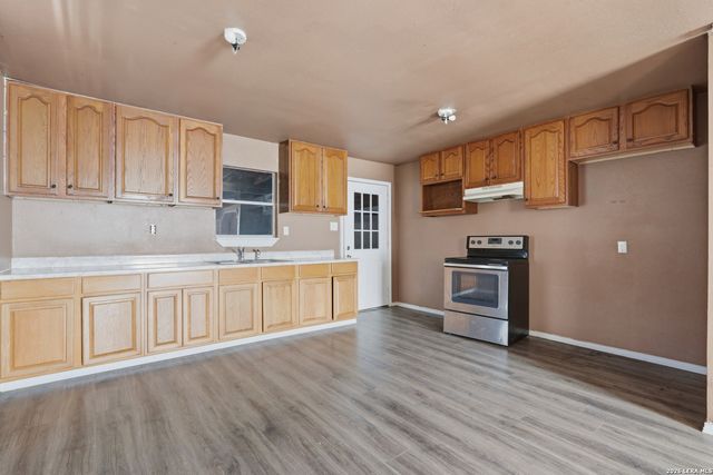 606 Viewpoint Dr, Poteet, TX 78065