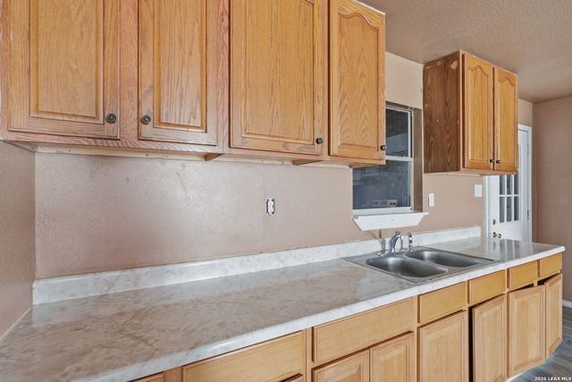 606 Viewpoint Dr, Poteet, TX 78065