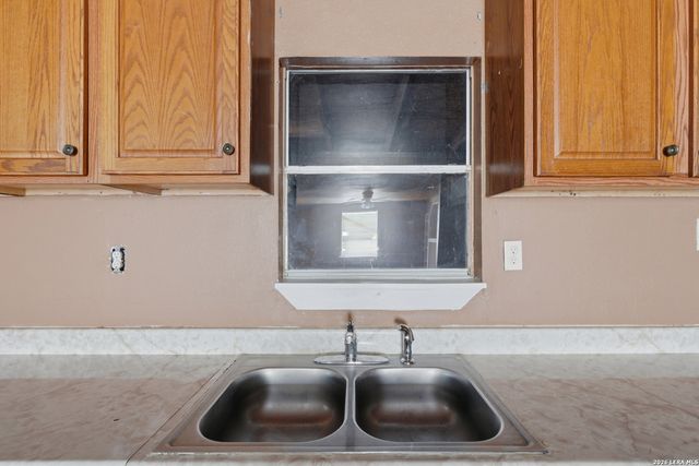 606 Viewpoint Dr, Poteet, TX 78065