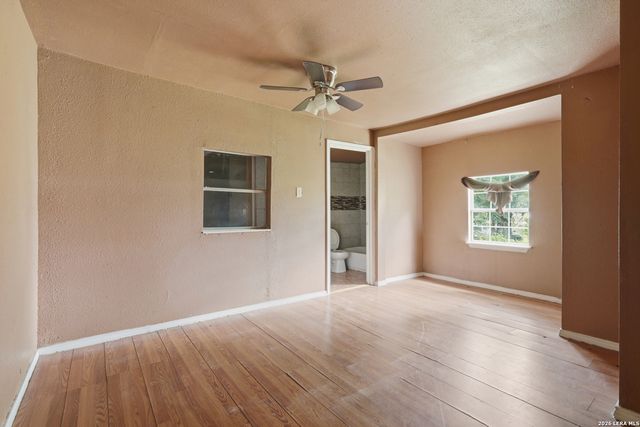 606 Viewpoint Dr, Poteet, TX 78065