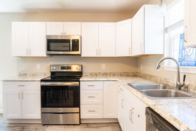 265 Firewheel Dr, Bandera, TX 78003