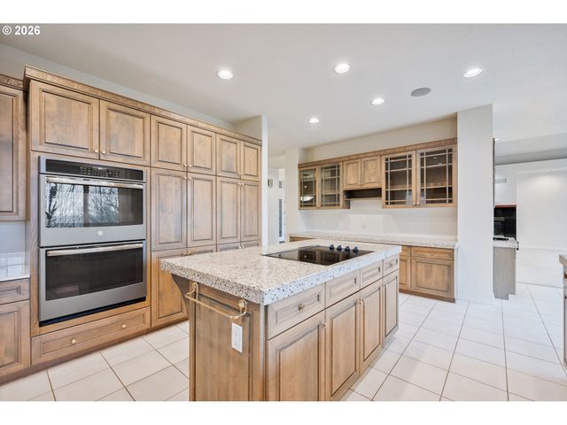 229 SUNSET Dr, Longview, WA 98632